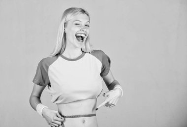 Kalori yanığı fitness egzersizi. Kilo kaybı. Fitness ve sağlık. Kadın, ince bel, mükemmel göbek ve mezura. Zayıflamaya çalışıyorum. Fitness başarısı. Yaz vücudunu hazırla. Fitness sonucu