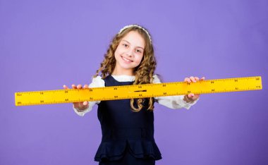 Matematik dersi. Eğitim ve bilgi. BTMM okul disiplini. Büyük cetveli olan öğrenci kız. Küçük kız okula geri döndü. Okul öğrencisi geometri öğreniyor. Matematik grafik araçları kavramı