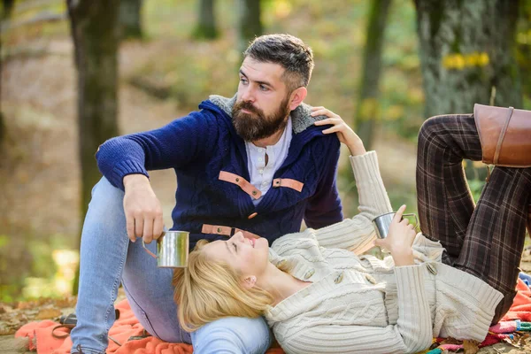 Czas na piknik. Szczęśliwa kochająca się para relaksująca się razem w parku. Romantyczny las piknikowy. Para zakochanych turystów relaksujących się na kocu piknikowym. Urlop weekend piknik camping i piesze wycieczki. Koncepcja turystyki — Zdjęcie stockowe