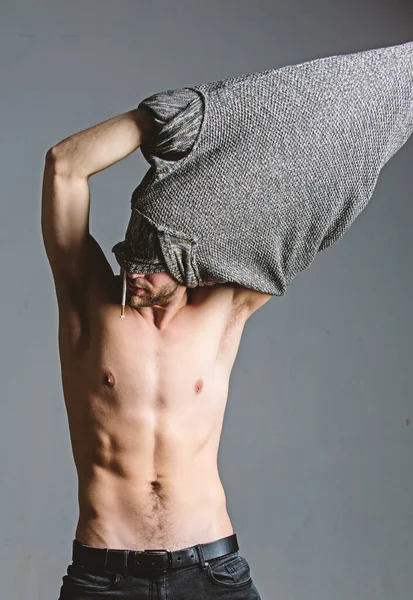 Baştan çıkarıcı maço seksi hissediyor. Bohem seksi vücut. Arzu kavramı nesnesi. Soyunurken yakalanmış. Yakışıklı seksi hippi soyunuyor. Seksi kaslı erkek. Gri arkaplanı çıkar.