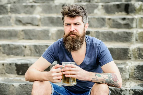 Beber cerveza alcohólica. macho brutal necesita refresco. Hipster maduro con pelo de barba bebiendo cerveza. fin de semana relajarse. Hombre barbudo con vaso de cerveza al aire libre. Control de la calidad de la cerveza — Foto de Stock