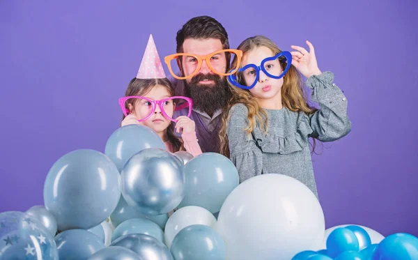 Bester Papa aller Zeiten. Freundliche Familie trägt lustige Party-Accessoires. Vatertag. Töchter brauchen einen Vater, der sich aktiv für das Leben interessiert. Geburtstagsfeier. Vater mit zwei Töchtern, die Spaß haben. Vaterschaftskonzept — Stockfoto