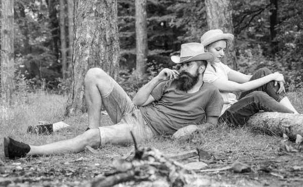 Familjetraditioner. Familjeaktivitet för sommarsemester i skog och natur. Par koppla av efter att ha samlat svamp i vilt tillstånd för mat. Familj avkopplande nära brasa efter dag av svamp jakt — Stockfoto