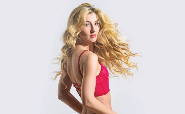 Kapsalon. Haar schoonheid van sensueel meisje. Fashion model met pasvorm buik. Erotische lingerie. Perfecte lichaamsvorm. Sexy blonde vrouw. Sexy vrouw met lang krullend haar. Briljant haar na kapper — Stockfoto