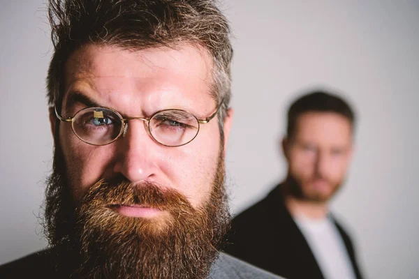 Saúde e visão dos olhos. Óptica e conceito de visão. Acessório de óculos para aparência inteligente. Um olhar sábio. Estilo Hipster e moda. Óculos de Hipster. Homem bonito barbudo hipster desgaste óculos — Fotografia de Stock