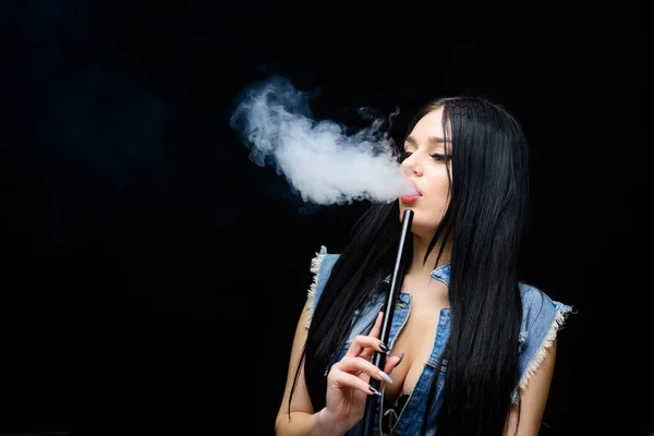 Moda kızı vapuru. Beyaz duman bulutu. Vapur kullanmak seksidir. Nikotin bağımlılığı. Göz kamaştırıcı esmer sigara içen siyah arka plan. Kız buharı. Dinlen ve rahatla. Nargile barı. Elektronik sigara. — Stok fotoğraf