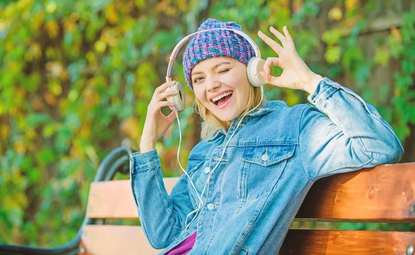 Livro áudio. estilo e música. Mulher hipster com auscultadores. relaxar no parque com fones de ouvido. menina hipster com mp3 player e fones de ouvido. ouvir música no parque. tecnologia moderna em vez de ler — Fotografia de Stock