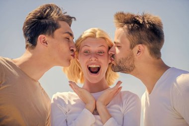 Sevgiyle bağlanmış. Arkadaşlık ilişkileri. Aile bağı ve sevgi. Yaz tatili. Rahatlama zamanı. Bir grup insan dışarıda. Cennet kavramı. Başarı yükseklikleri. Mutlu kadın ve iki erkek. Neşeli arkadaşlar