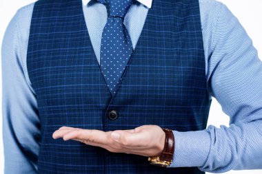 Formalite icabı kesilmiş adam açık elle sunum yapıyor, reklam.