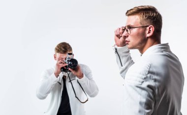 Retro fotoğraf makinesi olan iki kuzen. Kendine güvenen genç kardeşler. özgüvenli model fotoğrafçı