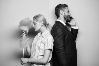 Temizlik servisini ara. Cinsiyet eşitsizliği evden başlar. İş adamı ve hizmetçi PP Duster. Görev ayrımcılığı. Adam telefonla konuşuyor. Kadın evi temizliyor. Oda servisi işi. patron ve çalışan