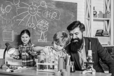 Okul sonrası bilim kulübü programı. Tecrübe ve bilgi. Pratik bilgi. Ölçülebilir sonuçlar. Temel bilgiler. Sıkı çalış. Kritik düşünce ve problem çözme. Çocuk bakımı ve geliştirme