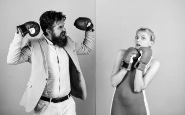 Birkaç romantik ilişki. Boksörler eldivenlerle dövüşüyor. Zorlu ilişkiler. Birbirlerine aşık bir çift boks yapıyor. Çatışma konsepti. Erkek ve kadın boks dövüşü. Aile hayatı. Karmaşık ilişkiler