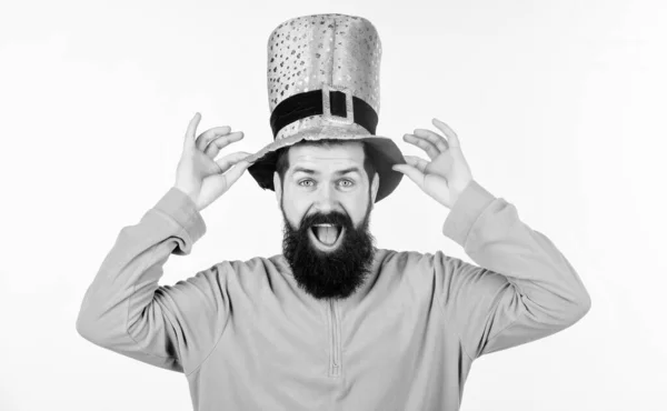 Man bebaarde hipster draagt groene kleding en hoed patricks dag. Saint Patricks feestdag. Groene kleur deel van de viering. Gelukkige patricks dag. Wereldwijde viering van de Ierse cultuur. Mythe van de kabouter — Stockfoto