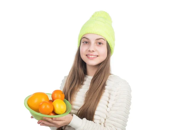 Niño en sombrero y suéter sostienen cítricos. estilo de moda de otoño. ropa de abrigo. — Foto de Stock