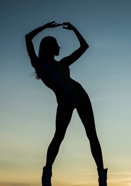 Γυναίκα χορεύτρια μπαλέτου σκιά φιγούρα σιλουέτα στο βραδινό ουρανό, σιλουέτα — Φωτογραφία Αρχείου