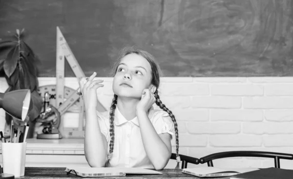 Dziewczyna słodkie dziecko siedzieć w szkole chalkboard tle. Jestem uzależniony od nauki. Mały dzieciak uczy się w szkole. Dzień wiedzy. Przyspieszam w przyszłość. Koncepcja Hometask. Powrót do szkoły pierwszego września. — Zdjęcie stockowe