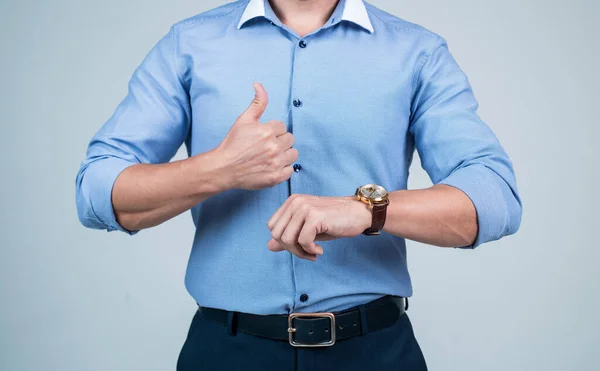 Bijgesneden punctueel man in shirt check tijd op de hand horloge en show duim omhoog, stiptheid — Stockfoto