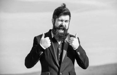 İyi niyet göstergesi. Sakallı iyimser iş adamı resmi gökyüzü kıyafeti giyer. Başarı ve şans. İyimser bir ruh hali. İyimser gibi düşün. İyimser olmak. Gelecek için umutlu ve kendinden emin.