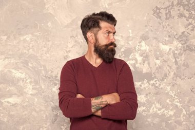 Pistten düz bir saç stili. Moda tarzında sakallı bir adam. Moda saç stili olan hippi. Saç stili eğilimi. Berber dükkanı. Kuaför salonu. Erkek bakım ürünleri.