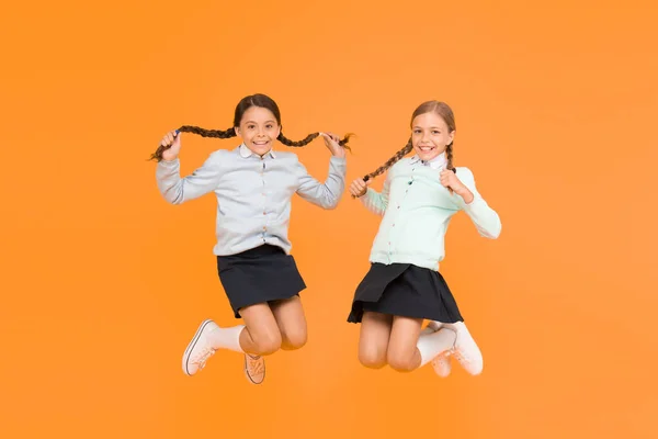 L'école secondaire. Enfants mignons étudiants. Les écolières meilleures amies d'excellents élèves. écolières ordonnée apparence uniforme de l'école. L'amitié scolaire. Journée du savoir. Journée scolaire moments amusants et gais — Photo