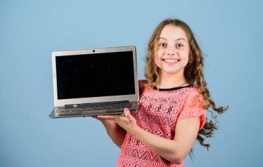 Girişim işi. Dijital çağda çocuk gelişimi. İnternet sörfü oyna. Evde eğitim gördüm. Defterli mutlu kız. İnternetten alışveriş. Okul projesi. İlginç bir ders. Ders online