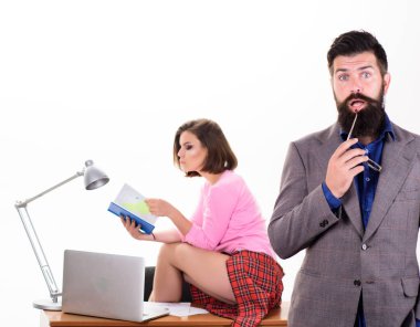 Buna kanmayacak kadar akıllısın. Seksi iş arkadaşıyla şık giyinen sakallı bir adam. Zeki bir iş adamı ve güzel bir sekreter. Zeki adam gözlük tutarken seksi kadın arka planda çalışıyor.