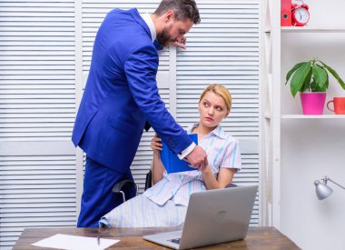 Saygısızlık. İş yerinde cinsel taciz var. Kız edepsiz davranışları.