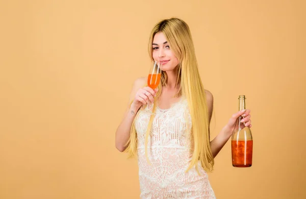 Senhora atraente desfrutar de licor de laranja pêssego. Conceito de peritif. Álcool de luxo. Restaurante Bar. Clube e festa de álcool adulto. Menina bebendo champanhe brilho pérola. Mulher segurar bebida de álcool de vidro — Fotografia de Stock