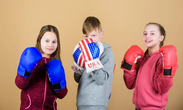 Un combat amical. Des amis garçons et filles portent des gants de boxe avec le drapeau américain. Concept sportif américain. Enfants sportifs pratiquant la boxe. Du sport de boxe. Commencez votre carrière de boxeur. Compétences d'autodéfense — Photo