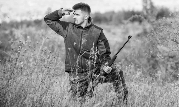 Autorização de caça. Caçador barbudo passa a caça ao lazer. Hunter segura na espingarda. Foco e concentração de caçador experiente. Temporadas de caça e armadilhas. Homem brutal gamekeeper natureza fundo — Fotografia de Stock