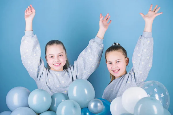 Διασκεδάζω. Πάρτι με θέμα μπαλόνια. Οι καλύτερες φίλες κοντά σε αερόστατα. Πάρτι γενεθλίων. Ευτυχία και χαρούμενες στιγμές. Ξέγνοιαστη παιδική ηλικία. Ξεκίνα το πάρτι. Αδελφές οργανώνουν πάρτι — Φωτογραφία Αρχείου