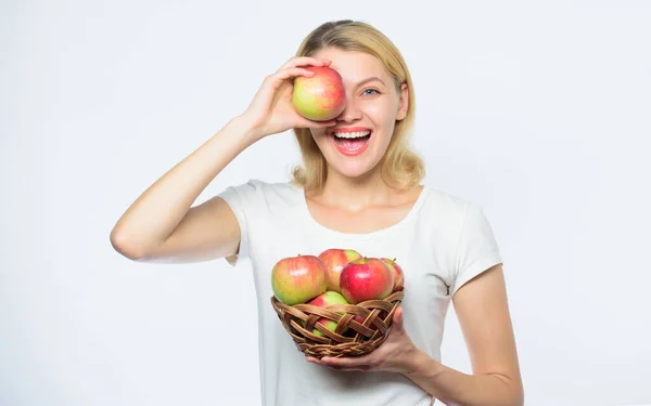진정 한 행복. 과수원, 사과 바구니를 든 정원사 소녀. 가을 수확. 봄철 과일. 농업 개념. 건강 한 치아. 비타민 섭취와 음식 쇼우 . 사과를 먹는 행복 한 여성. 과일을 따라 — 스톡 사진