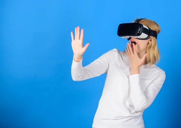 Mulher bonita vestindo óculos de realidade virtual no estúdio. Jovem confiante ajustando seu fone de ouvido de realidade virtual e sorrindo. Empresária sorridente excitada usando óculos de realidade virtual. — Fotografia de Stock