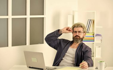 Özgeçmiş oluştur. İş görüşmesi için. Boşluk. İşsiz adam internette sörf yapıyor. Dikkatlerini dağıtmak kolay. İşgücü piyasasını araştırın. Finansal kriz. İşsizlik kavramı. İnternette iş arayan işsiz bir adam