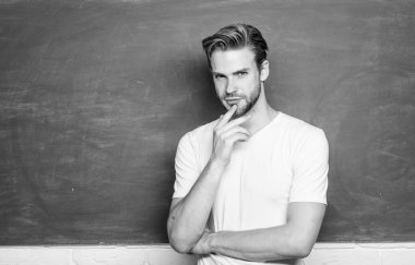 Eğitim konsepti. Erkek öğretmen okulda. Bilgi günü. Okula dönüyorum. boş tahta bilgisi. Tahtada düşünen bir öğrenci. Adam çalışmaya hazır. Öğrencilerin hayatı