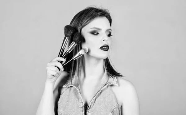 Sexy žena s profesionálním make-up štětcem. kosmetický kadeřnický salon. Rtěnka a oční stíny. vizáž módního make upu. sexualita. kosmetika pro péči o pleť. smyslná žena s dlouhými vlasy. okouzlující dívka modelka — Stock fotografie