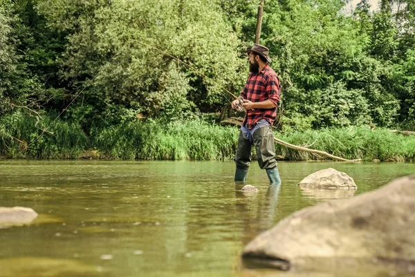 Ich wähle meine Leidenschaft. Mann beim Fischfang. Reifer Mann Fliegenfischen. Fischer zeigen Fischereitechnik mit Rute. Sport und Hobby. erfahrene Fischer im Wasser. Erfolgreiches Fliegenfischen. Sommerwochenende — Stockfoto