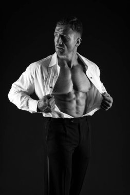 Karın kaslarını çalıştırın. Seksi bekar gösterisi, karın kasları. Atletik gövdesi siyah olan bir iş adamı. Resmi moda. Spor ve spor. Sağlık ve diyet. Göbek yağını azalt ve altı paket al.