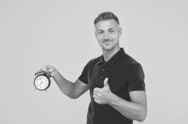 O her zaman dakiktir. Dakik adam çalar saati tutar, parmaklarını yukarı kaldırır. Zamanında gelmeyi seviyorum. Tam zamanında geldin. Dakiklik ve doğru zaman tutma. Saat gibi düzenli