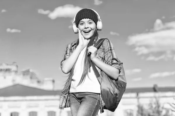 Blijf kalm en luister. Gelukkige jongen luister naar zonnige muziek buiten. Taal leren. Luisteren naar begripsvaardigheden. Engelse school. Muziekonderwijs. Cursussen beschikbaar op audio — Stockfoto