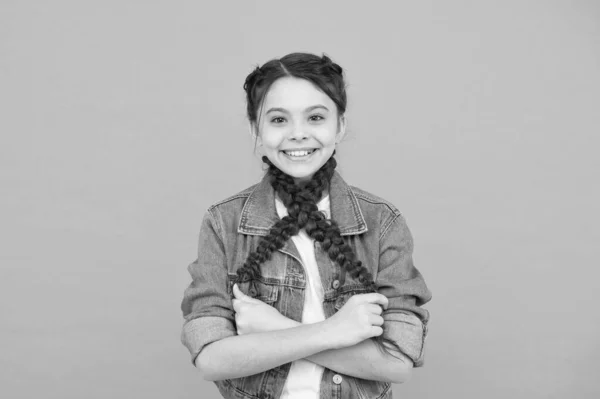 Sorrindo menina adolescente com longo penteado trançado, diversão em seu conceito de mente — Fotografia de Stock