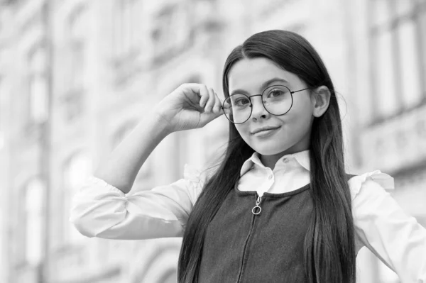 Pequeño niño arreglar gafas de ojo de marco redondo con uniforme escolar formal al aire libre, visión. educación formal —  Fotos de Stock