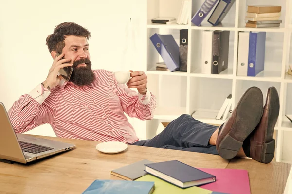 La mejor manera de comunicarse con sus clientes. El hombre barbudo habla por celular bebiendo té. Comunicación empresarial. 3G. 4G. Nueva tecnología. Comunicación del teléfono móvil —  Fotos de Stock