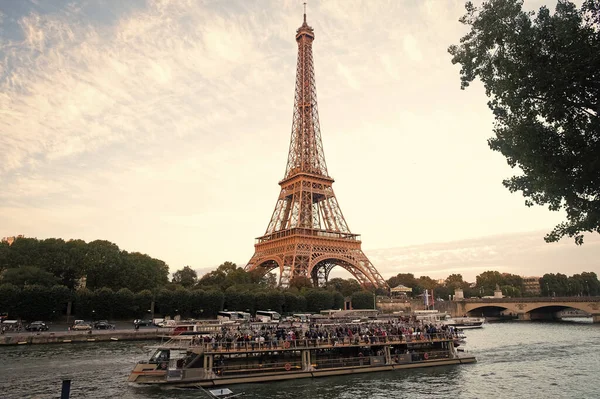 Paris, Fransa - 29 Eylül 2017: Seine nehri üzerinde tekne gezisi. Eyfel Kulesi. İkonik dönüm noktası. Su turu. Gezi gezisi. Turizm ve seyahat. Turistik bir yer. Ünlü anıtları keşfedin. — Stok fotoğraf