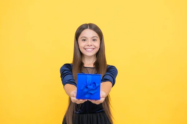 Felicidad infantil. boxeo día de compras. venta y descuento. enfoque selectivo. sintiendo la sorpresa. feliz adolescente chica celebrar pequeña caja de regalo. niño sorprendido compartiendo regalo. niño celebrar cumpleaños — Foto de Stock