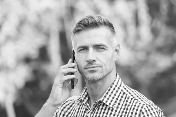 Siempre disponible. hombre alegre hablar por teléfono celular. Hombre de negocios guapo ha arreglado el pelo canoso. chico maduro siempre está en línea. concepto de negocio ágil. comunicación con dispositivos modernos — Foto de Stock