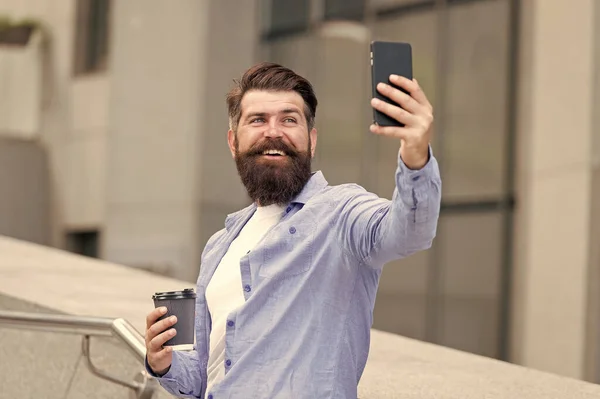 Mi selfie y mi teléfono. Hombre barbudo tomar selfie con teléfono inteligente. Feliz pose hipster al teléfono de la cámara. Selfie para blog. Red social. Video selfie. Weblog. La vida moderna — Foto de Stock