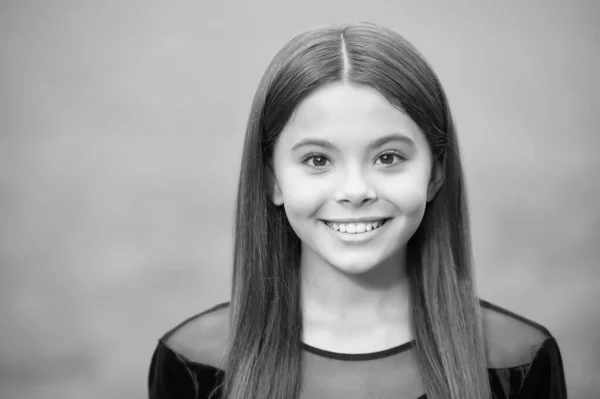 Criança menina pequena feliz com longo sorriso cabelo morena com olhar bonito verde grama verão ao ar livre, beleza — Fotografia de Stock