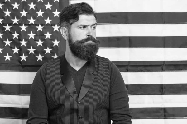 Hombre barbudo migrante solicitar la ciudadanía EE.UU. bandera fondo, concepto de política gubernamental — Foto de Stock